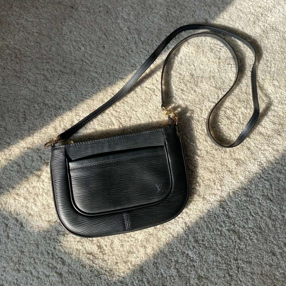 Louis Vuitton Black Epi Leather Sarvanga Crossbody Clutch Bag - Picture 1 of 15